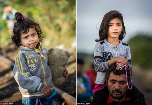 Kanak-kanak dibawa bapa atau berjalan sendiri sambil memegang patung beruang bersama ratusan pelarian ke Hungary. - Foto Daily Mail