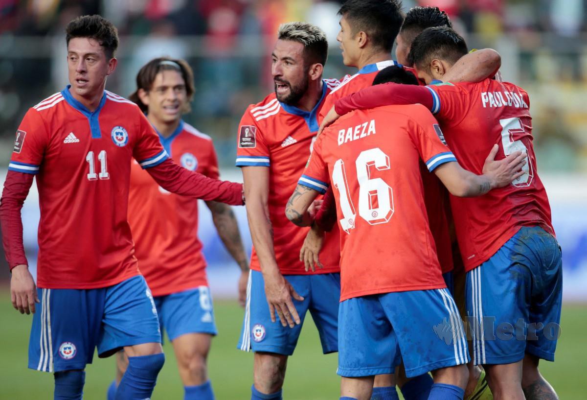 BARISAN pemain Chile meraikan kejayaan menewaskan Bolivia. FOTO Reuters