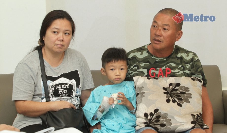  CHIN Sen bersama ibu dan bapanya di Hospital  Gleneagles Kuala Lumpur.  FOTO Amirudin Sahib.