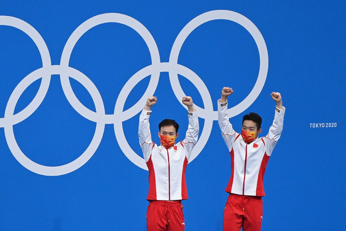 Pasangan China, Xie Siyi dan Wang Zongyuan meraikan kejayaan memenangi emas. FOTO AFP