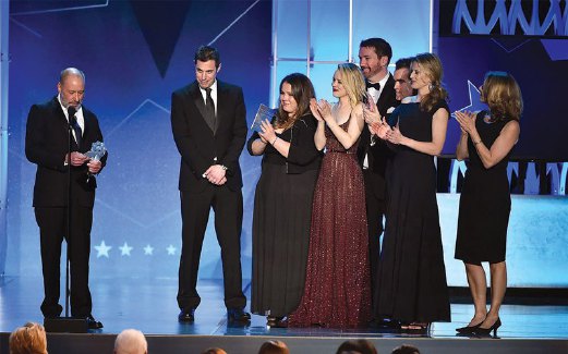 PELAKON dan kru Spotlight sewaktu menerima trofi Filem Terbaik.