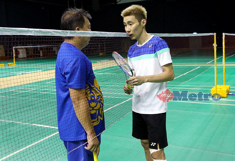 CHONG Wei menjalani latihan kendali jurulatih badminton negara, Tey Seu Bock (kiri) di Akademik Badminton BAM. Foto fail 