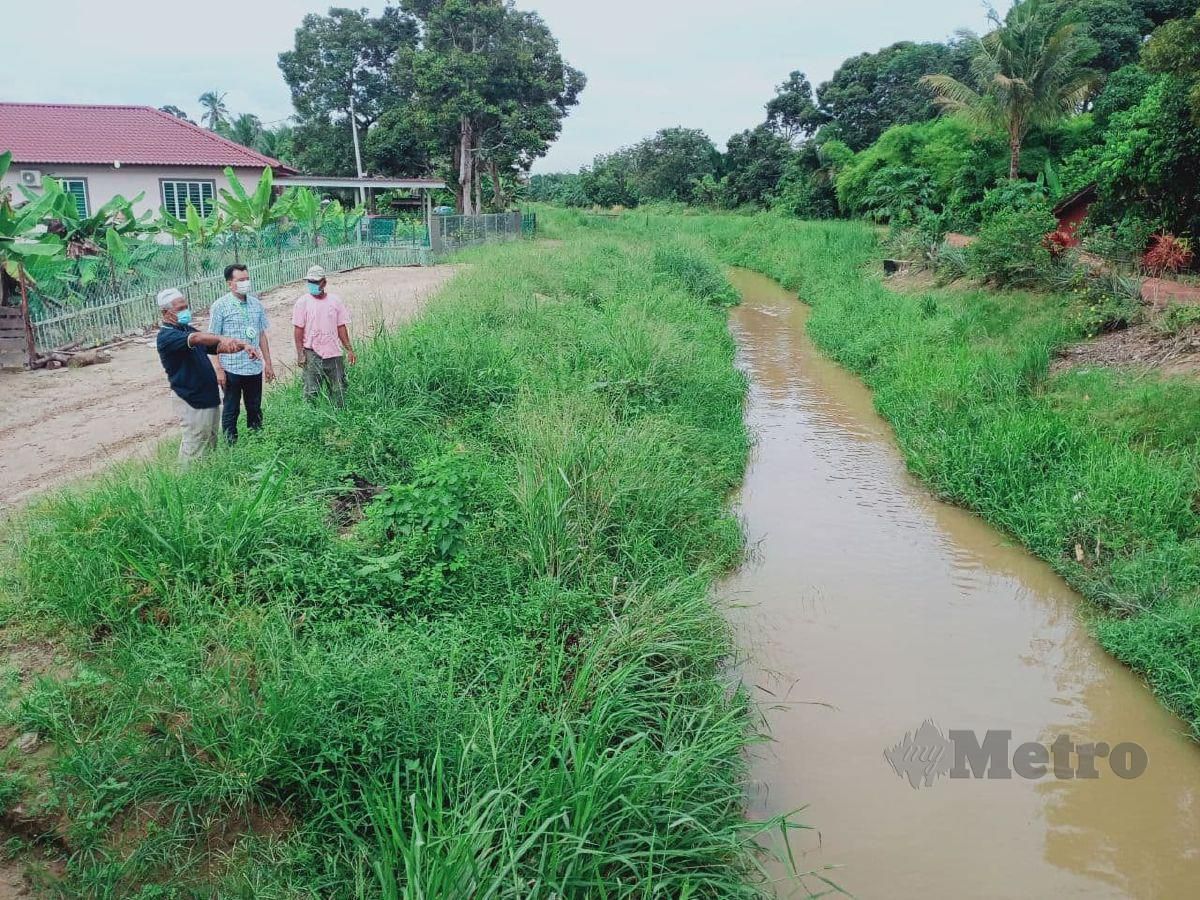 CALON Bebas, Datuk Ng Choon Koon (tengah) meninjau keadaan sungai yang menjadi penyebab banjir di Kampung Lubuk Kasau, Jasin. FOTO AMIR MAMAT