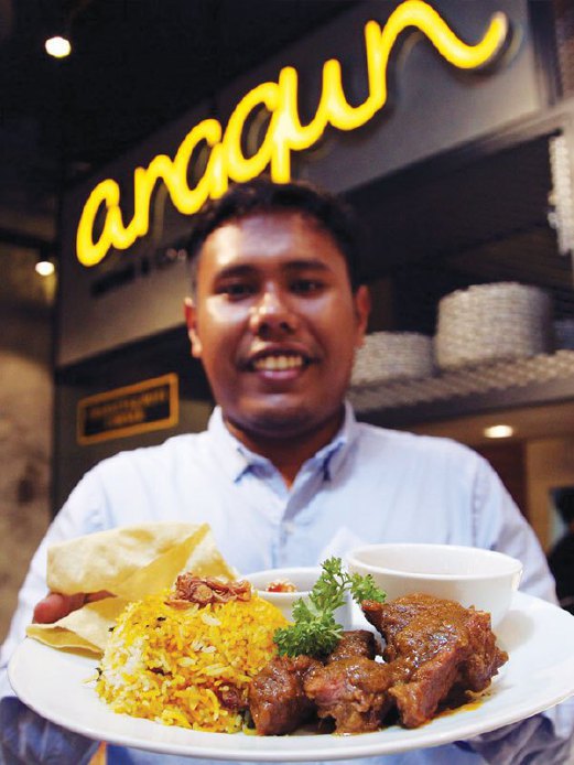 AMIR menunjukkan menu utama di restorannya, Nasi Beriani Ayam.