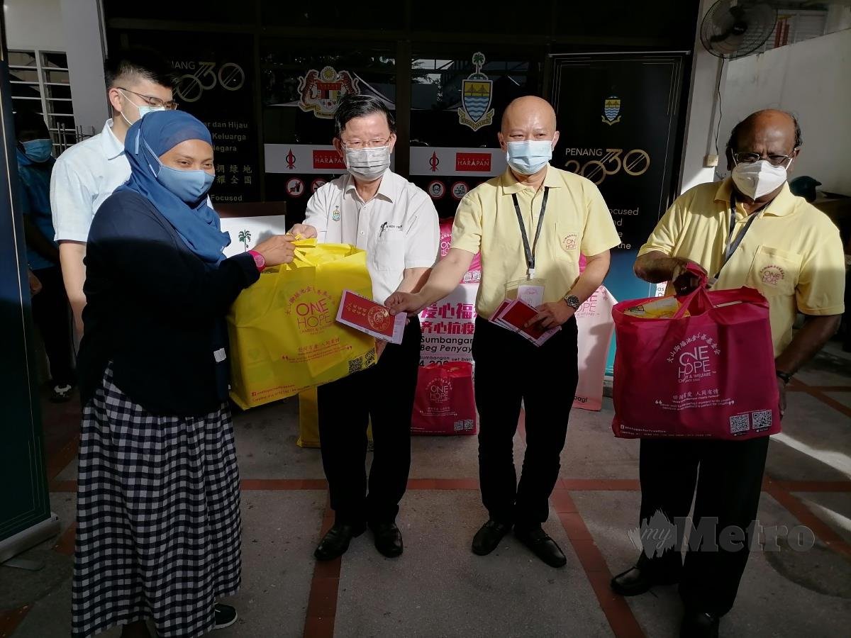 CHOW (tiga dari kanan) bersama Chua (dua dari kanan) dan Penasihat One Hope Charity&Welfare Datuk Seri R Arunasalam memberi sumbangan kepada penerima.  FOTO Zuhainy Zulkiffli