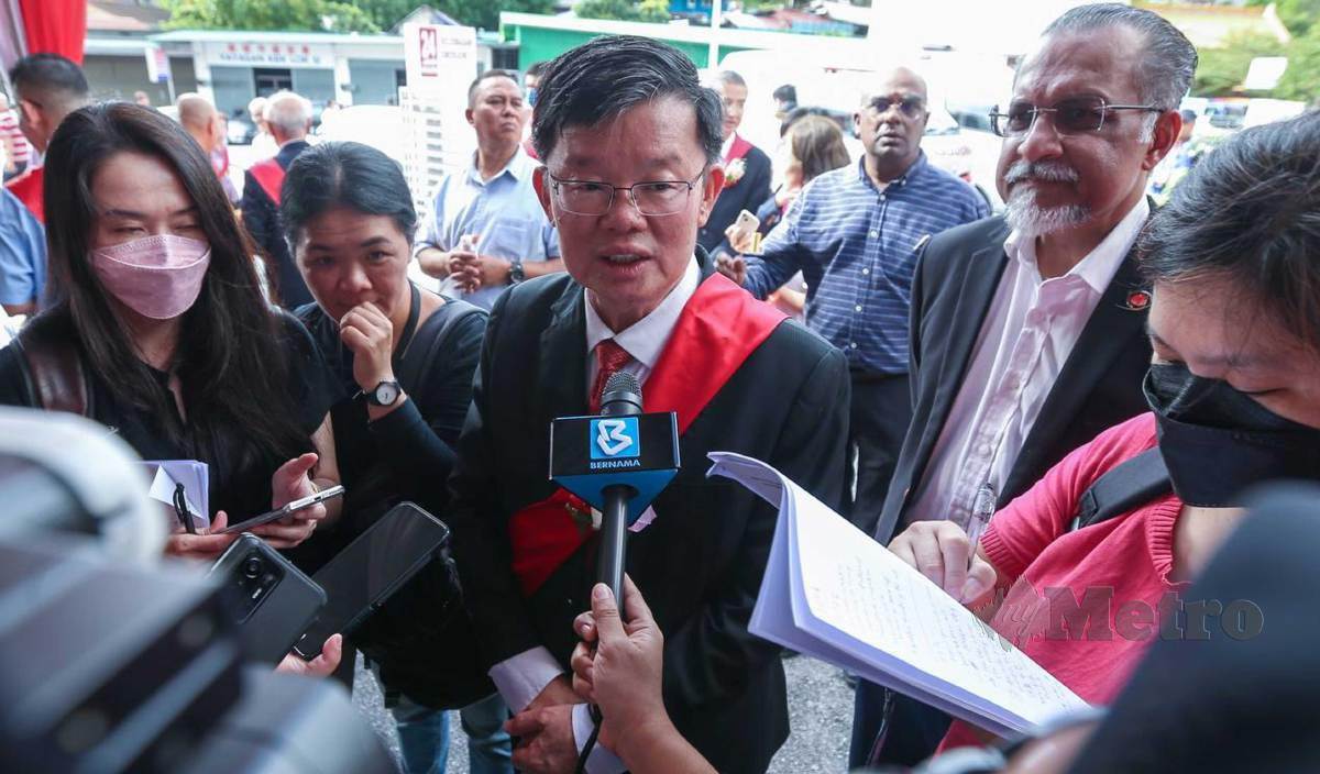 CHOW Kon Yeow ditemui media mengulas isu gangguan bekalan air ketika hadir pada Majlis Pecah Tanah Bangunan Tambahan Hospital Kebajikan Kek Lok Si di Air Itam. FOTO Danial Saad