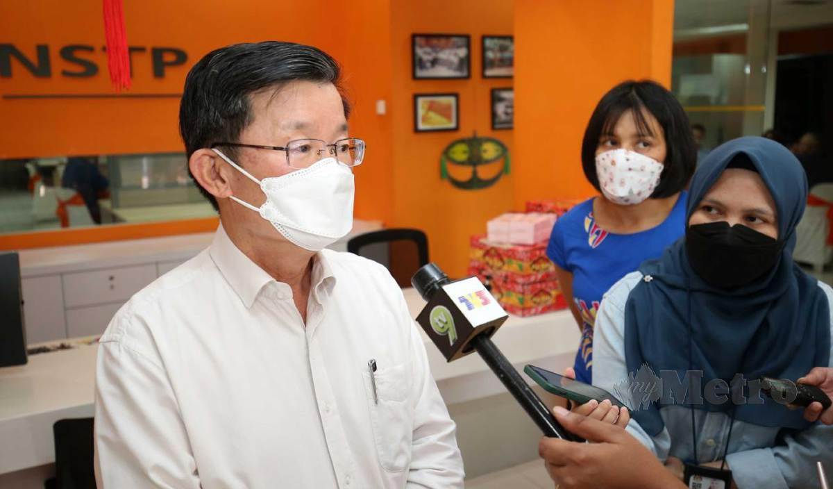 CHOW Kon Yeow ditemui ketika hadir mengadakan kunjungan sempena Tahun Baru Cina di Pejabat New Straits Times Press (NSTP). FOTO Mikail Ong