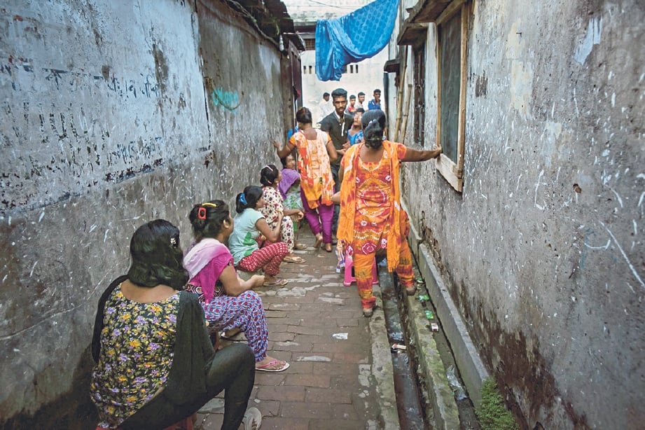 SEKUMPULAN wanita menunggu pelanggan di satu kawasan lorong di Jessore.