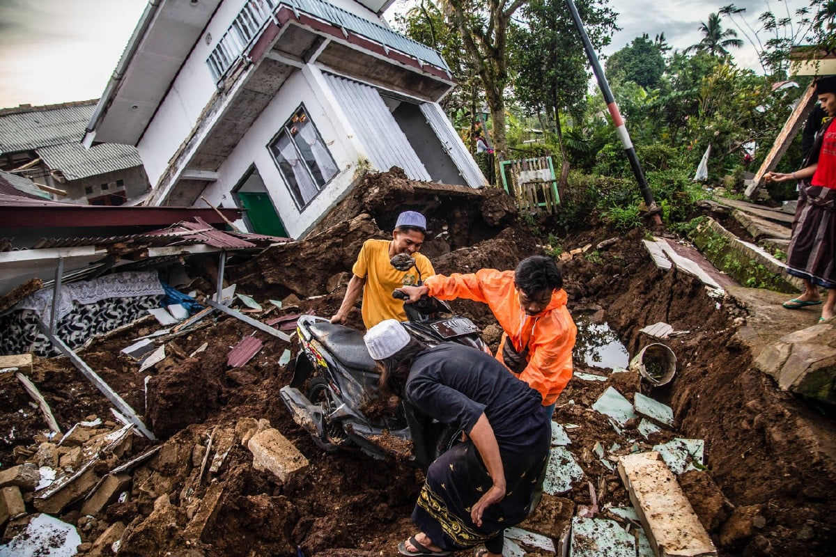 Antara kerosakan yang berlaku susulan gempa bumi di Cianjur bulan lalu. - FOTO AFP