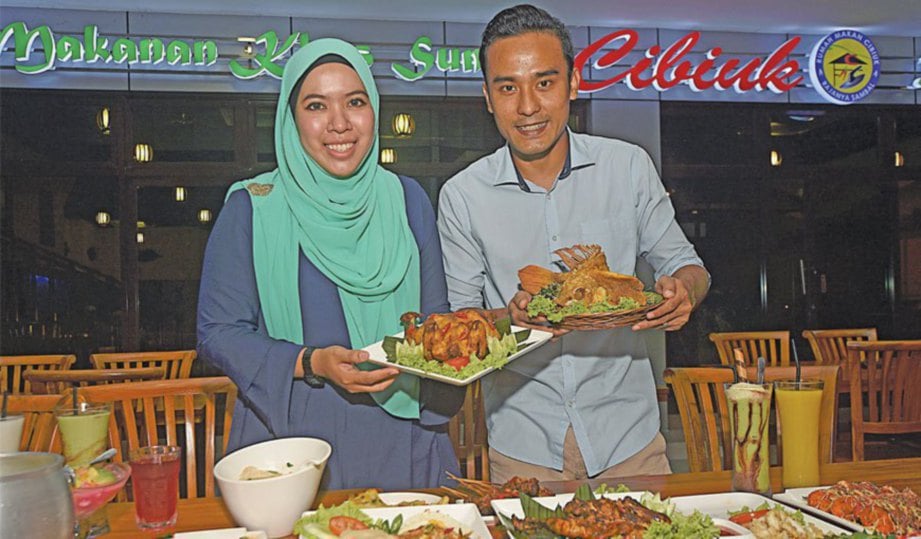 SYUHADA dan Syah Hairizal bersama hidangan pakej.