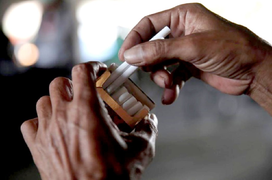 INDONESIA akan menaikkan harga minimum rokok kepada lebih satu pertiga mulai Januari depan. FOTO Reuters
