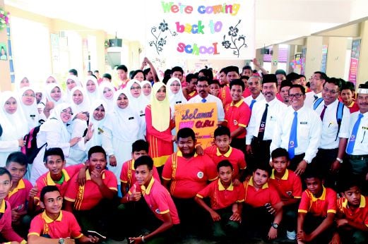 Pengetua Sekolah Menengah Kebangsaan Kubang Golok, Sulaiman Daud (tengah) bersama guru lain tampil berpakaian sekolah  sempena Sambutan Hari Guru 2015.