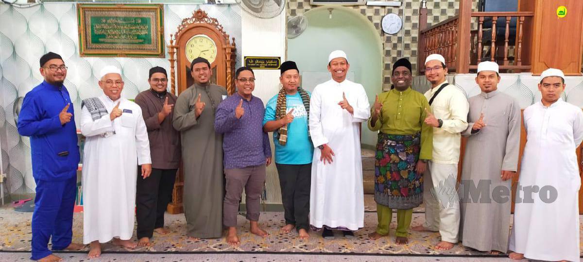 CIKGU Param (empat dari kanan) bergambar bersama Ustaz Yaakub (lima dari kanan) dan jemaah Masjid Taman Bandar Baru, hari ini. FOTO media sosial