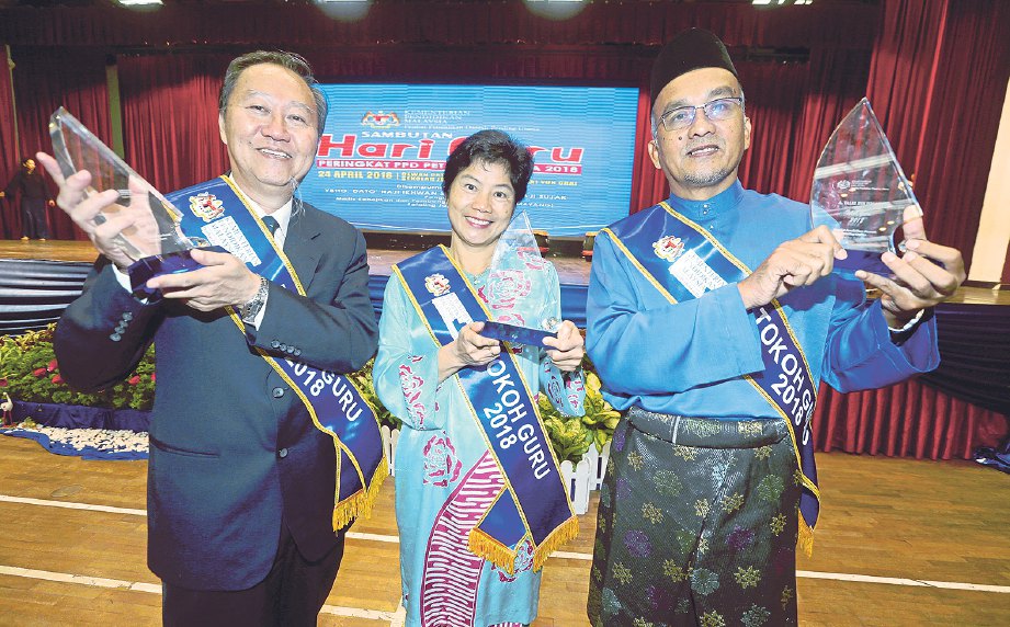 A TALIB (kanan) ketika menerima Anugerah Tokoh Guru Daerah Petaling Utama. 