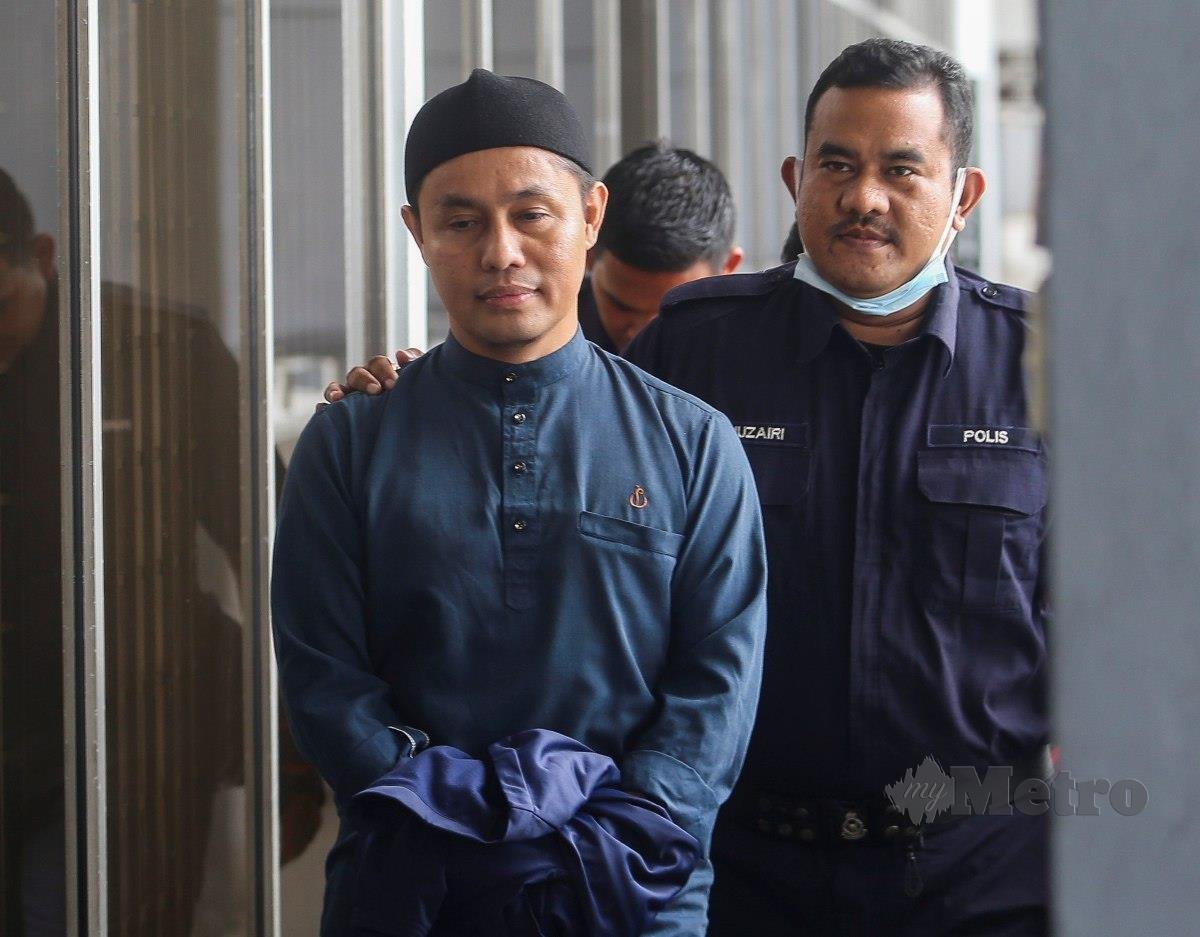 PU Azman dihadapkan ke Mahkamah Sesyen atas lima pertuduhan melakukan amang seksual terhadap dua remaja lelaki pada Februari dan Julai tahun ini. FOTO Azrul Edham