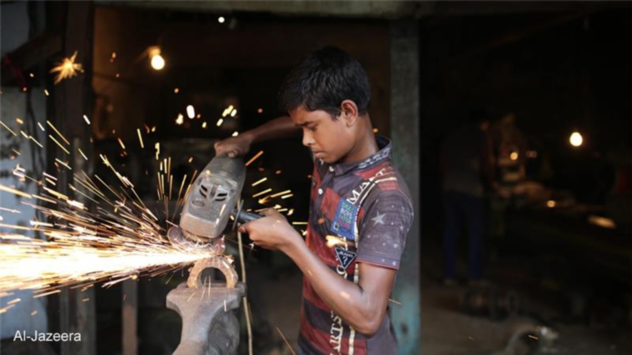 Ramai kanak-kanak berusia bawah 14 tahun bekerja di kilang dan  bengkel kenderaan di Bangladesh bagi membantu keluarga. - Foto Hiasan