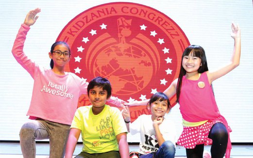 NUR Farhana (dua dari kanan) dan Liew  (kanan) antara 20 peserta CongreZZ Kids 2015 yang menjayakan konsert amal mini di KidZania tahun ini.