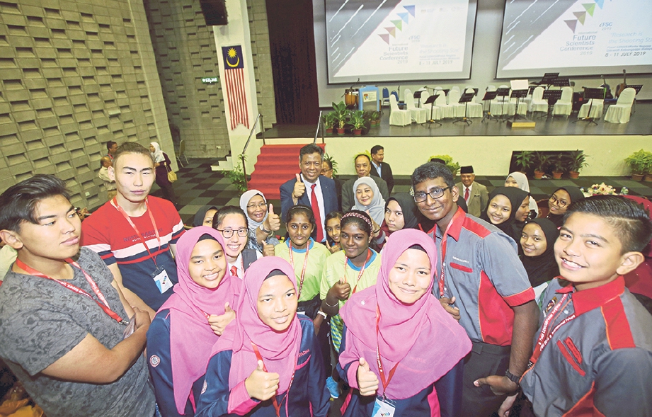 DR Abdul Wahab (tengah) bersama Dr Noriah (belakang kiri) bergambar dengan peserta. FOTO Zulfadhli Zulkifli.