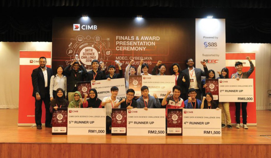 HAMIDAH (berdiri lima dari kanan) dan tetamu kehormat bersama kumpulan finalis yang mengungguli enam hadiah utama dengan membawa pulang wang tunai berjumlah RM30,000.