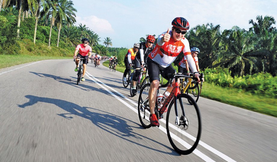 PESERTA mengayuh membabitkan laluan di Selangor dan Negeri Sembilan.