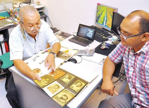 CHUAN Bin (kiri) menunjukkan susur galur keturunan Cina Peranakan Terengganu kepada penulis.
