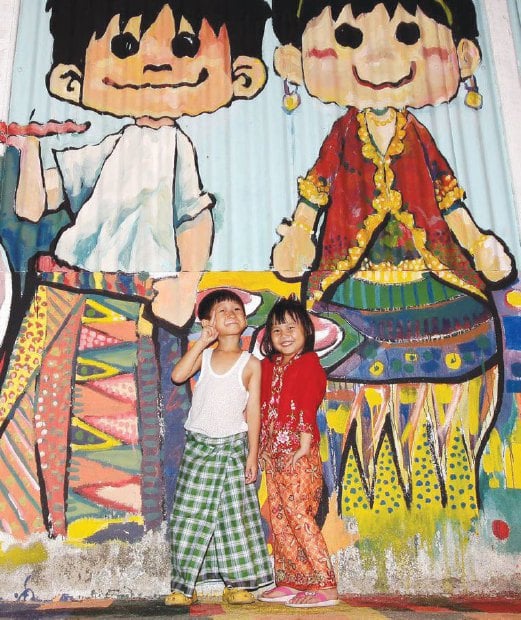 DUA generasi muda Cina Peranakan Terengganu memakai kain pelekat dan kain batik.