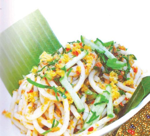 BIHUN kerabu daripada laksa antara makanan popular Cina Peranakan Terengganu.