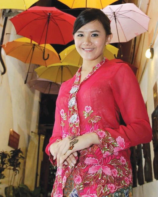 KEBAYA potong kot adalah pakaian yang menjadi kebanggaan Cina Peranakan Terengganu.