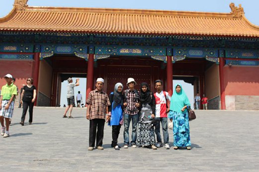 GAMBAR kenangan penulis bersama keluarga di Forbidden City.