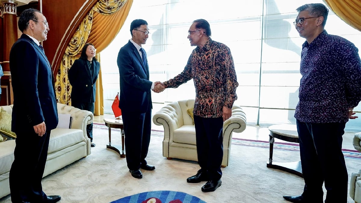 ANWAR berjabat tangan dengan Liu NIng. FOTO FB Anwar Ibrahim