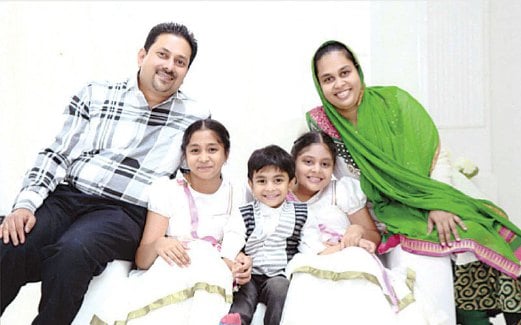 ANSARUTHEEN bahagia bersama isteri, Barakath Nisha dan tiga anak mereka.