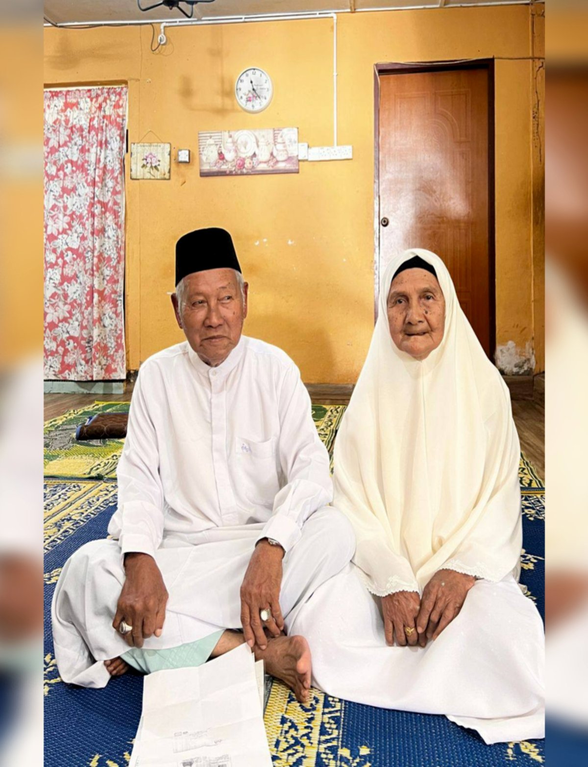 MAHMOOD Mamat dan Fatimah Mohd Nor selamat diijabkabulkan pada 16 Oktober lalu. Foto ihsan pembaca