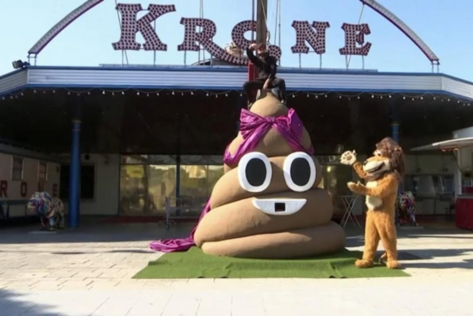 KEDAI kecil berbentuk emoji Mr Poo di hadapan ibu pejabat The Krone Circus di Munich.