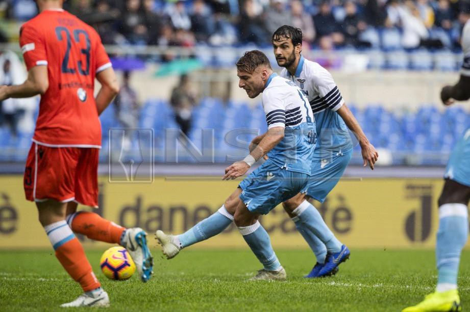 IMMOBILE (tengah) meledak dua gol ketika mengatasi SPAL dalam aksi Serie A, sebentar tadi. - FOTO EPA