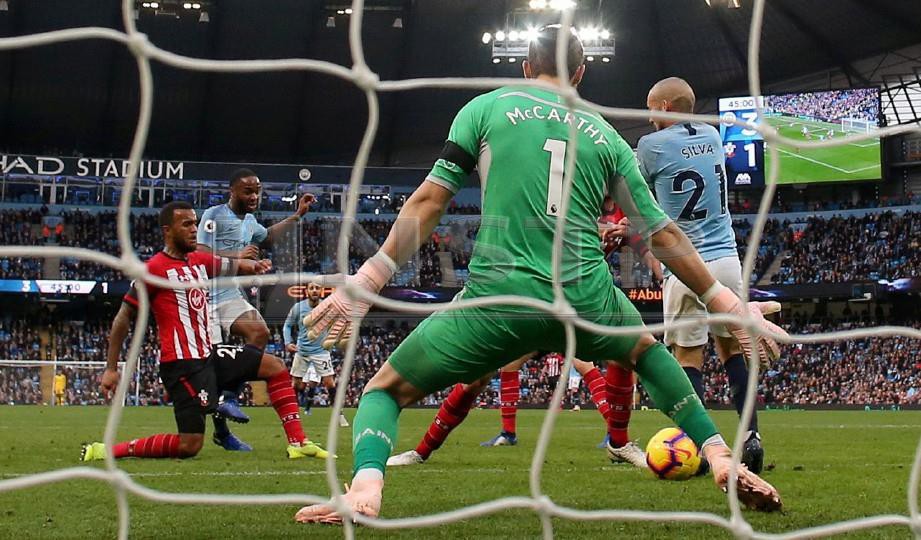 STERLING (dua dari kiri) menjaringkan gol keempat Manchester City melepasi penjaga gol Alex McCarthy di Stadium Etihad. - FOTO Reuters