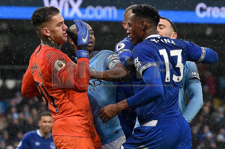 PENJAGA gol City, Ederson (kiri) bertengkar dengan pemain Everton. FOTO/AFP  