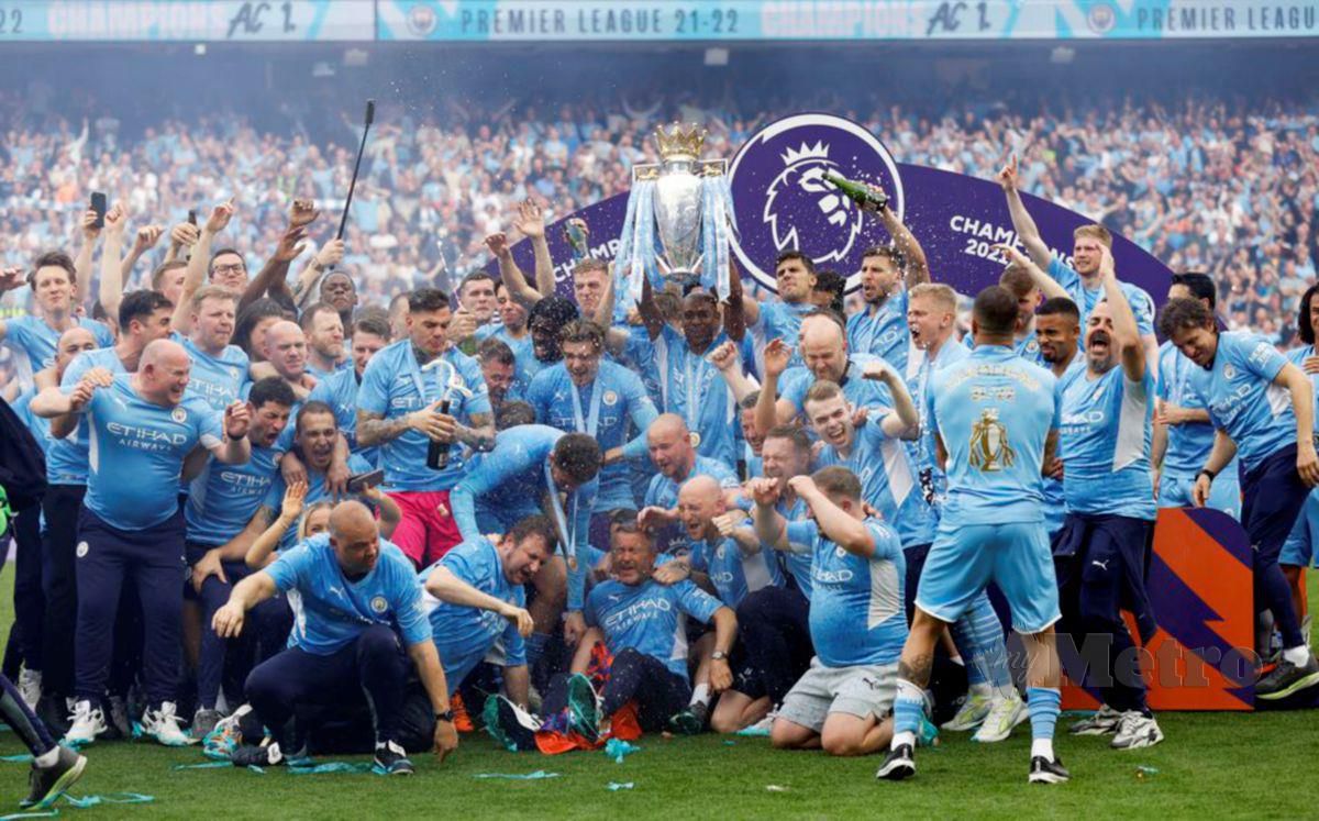 PEMAIN dan penyokong Manchester City meraikan kejayaan mempertahankan gelaran EPL, musim lalu. FOTO REUTERS