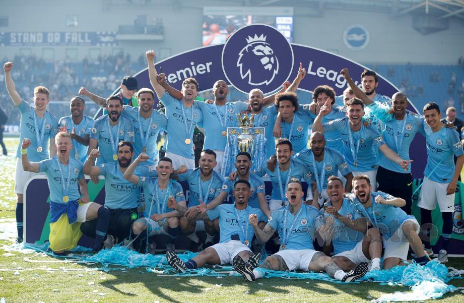 PEMAIN dan pegawai City meraikan kejayaan menjuarai Liga Perdana di gelanggang Brighton, Stadium Amex pada 12 Mei lalu. — FOTO Reuters