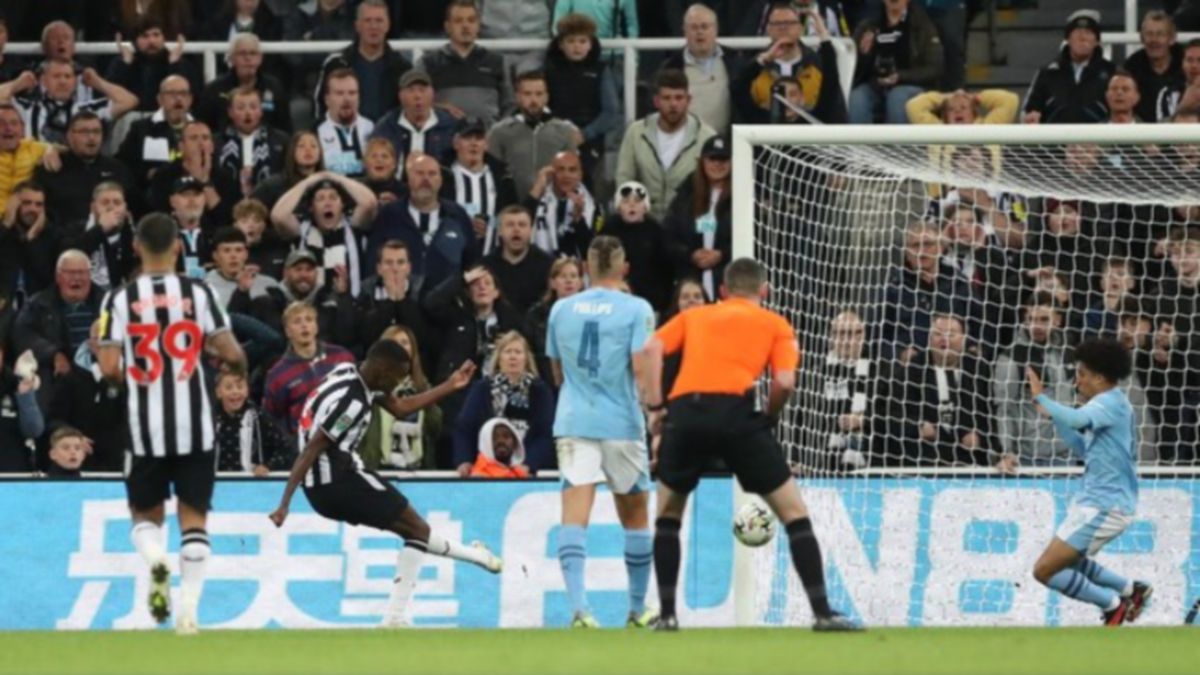 PEMAIN Manchester City memerhatikan jaringan pemain Newcastle United, Alexander Isak dalam saingan Piala Carabao, awal pagi tadi. FOTO Reuters