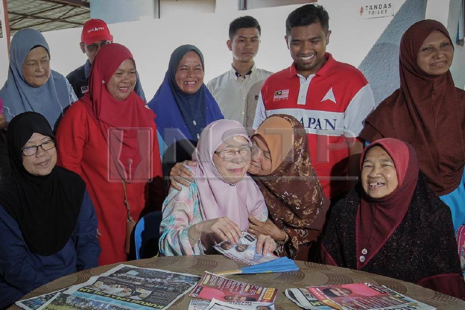 DR Wan Azizah bersama Calon PH, Muhammad Aiman Zainali beramah mesra bersama penduduk ketika Program Gotong-Royong Perdana 2019 di perkarangan surau Bandar Rinching Seksyen 6. FOTO Asyraf Hamzah 