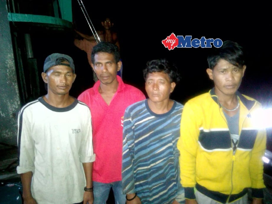 Empat rakyat Indonesia yang dibebaskan penculik. - Foto MOHD RUZAINI ZULKEPLI