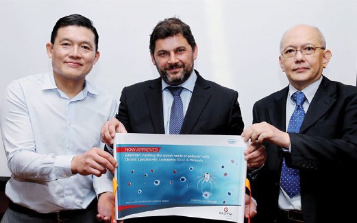 DARI kiri, Dr Chang, Bosch dan Dr Teh pada majlis pelancaran rawatan baru pesakit CLL. 