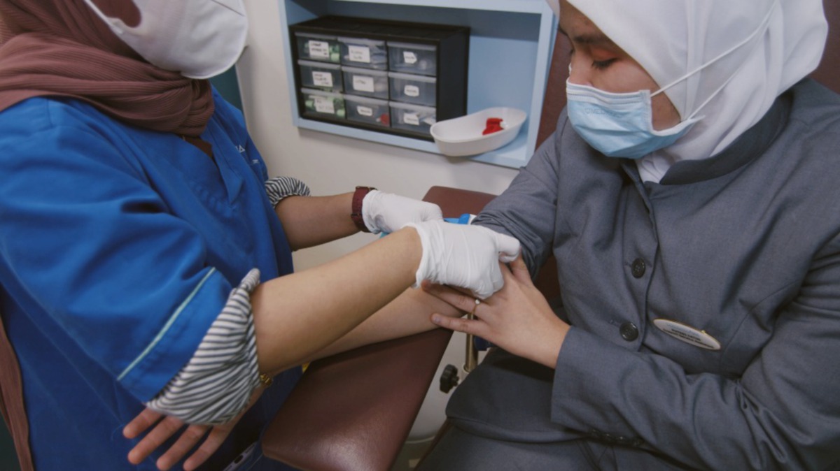KAKITANGAN Columbia Asia Hospital menjalani saringan penyakit kanser menerusi ujian darah. FOTO ihsan pembaca