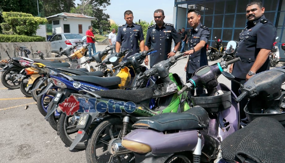 ABDUL Aziz (dua kiri) bersama pegawainya menunjukkan motosikal dirampas susulan penahanan Geng Iskandar pada sidang media di IPD Sepang, hari ini. FOTO Ahmad Irham Mohd Noor. 