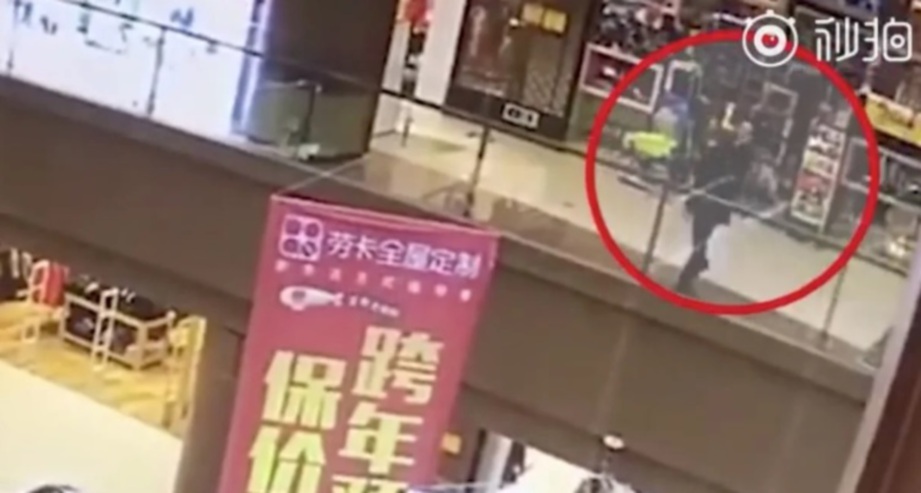 RAKAMAN CCTV menunjukkan Li (dalam bulatan merah) hilang pertimbangan di sebuah pusat beli-belah. FOTO Agensi