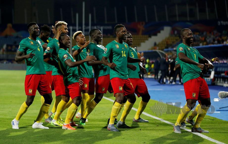 BAHOKEN (kanan) meraikan gol kedua Cameroon bersama rakan sepasukannya di Ismailia, awal pagi tadi. — FOTO Reuters