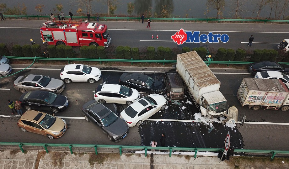 Keadaan kenderaan yang terbabit dalam kemalangan 30 kenderaan dekat Yingshang, wilayah Anhui, China. - Foto AFP