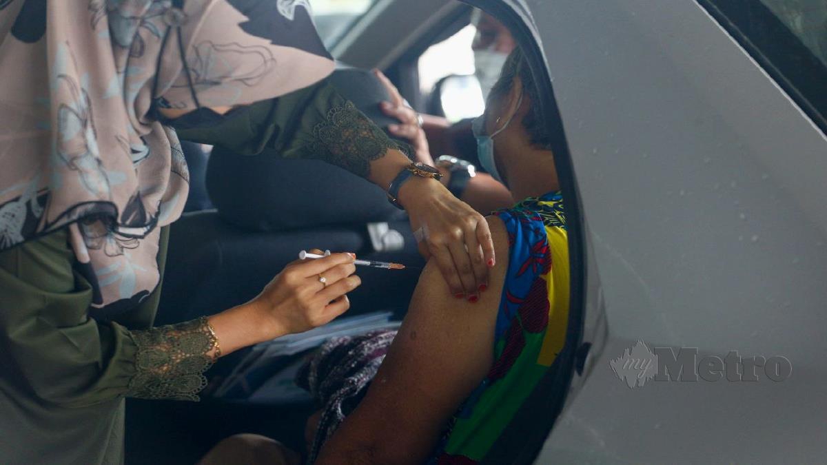 PETUGAS kesihatan memberi suntikan dos vaksin penggalak kepada warga emas di Pusat Pemberian Vaksin Dos Penggalak di Lapangan Terbang Antarabangsa Melaka. FOTO SYAFEEQ AHMAD