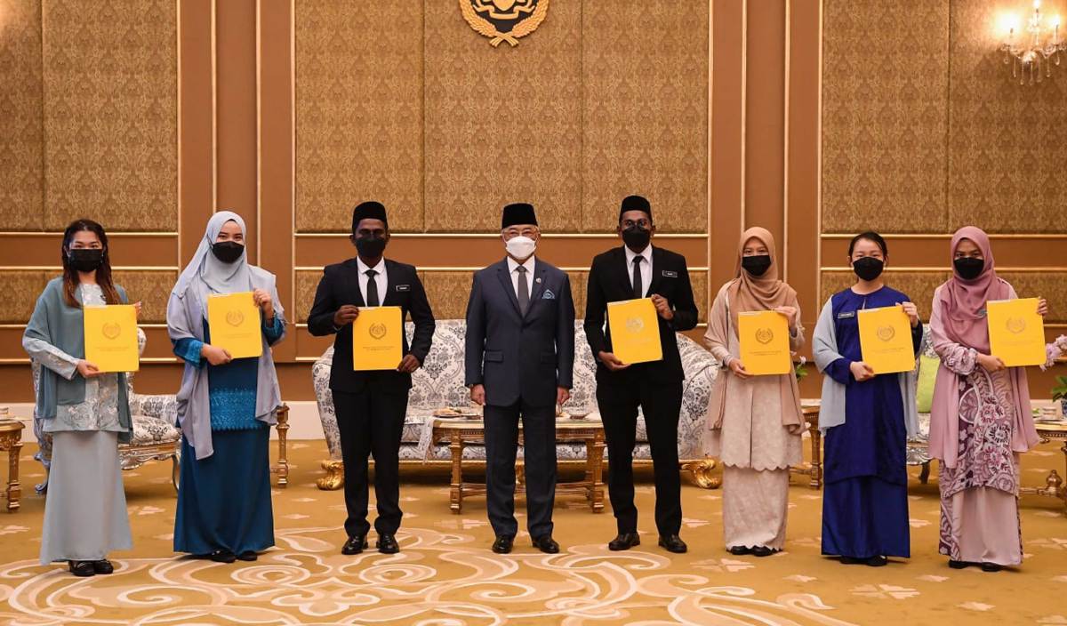 YANG di-Pertuan Agong Al-Sultan Abdullah Ri'ayatuddin Al-Mustafa Billah Shah (empat kiri) berkenan bergambar bersama penerima-penerima Biasiswa Yang di-Pertuan Agong (BYDPA) bagi tahun 2021 di Istana Negara. FOTO BERNAMA