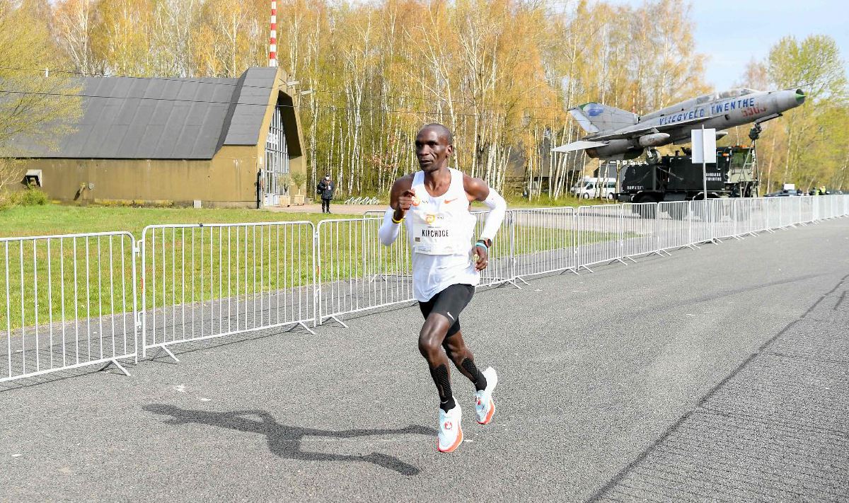 KIPCHOGE  guna kasut berteknologi tinggi ketika sertai acara maraton. FOTO AFP
